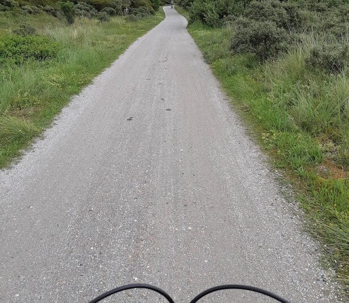 op fietspad in Ameland