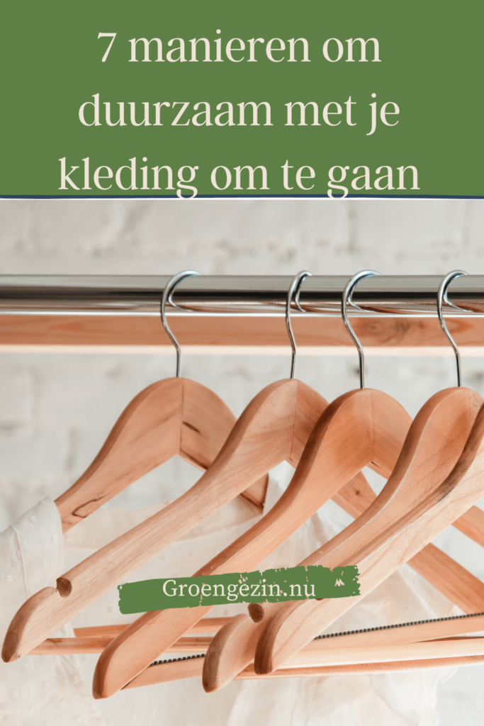 lege hangers op een kledingrek