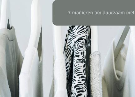 rek met kleding aan hangers