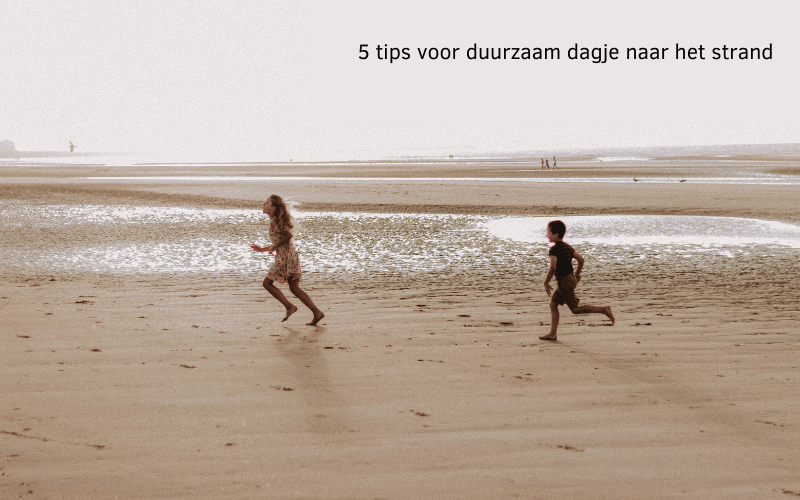 2 kinderen rennend over het strand