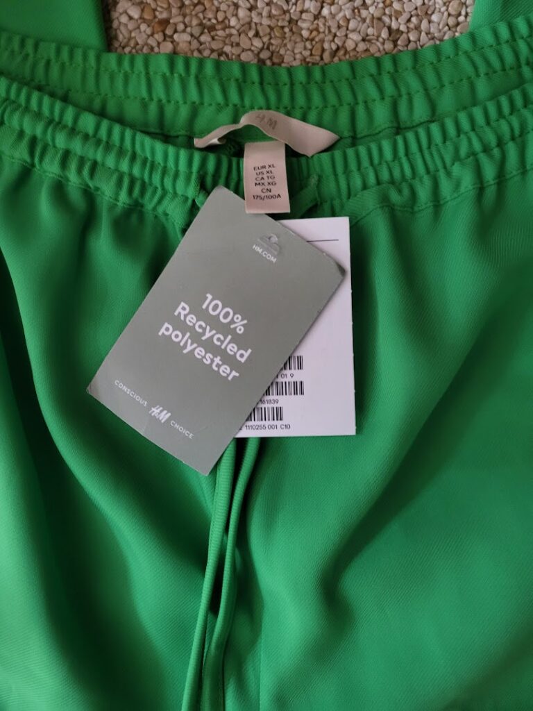 groene broek met prijskaartje