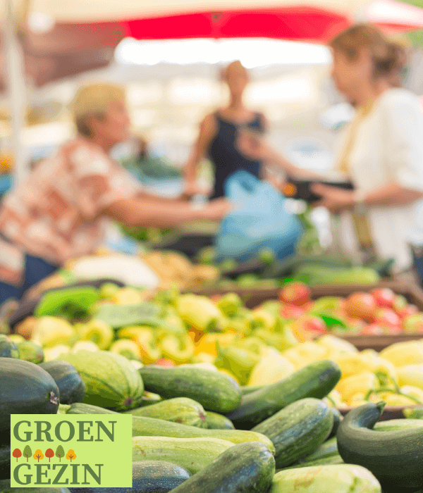 marktkraam met groenten en fruit