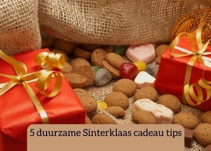 zak van Sinterklaas met cadeautjes en pepernoten
