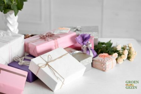 witte en roze cadeaupakjes