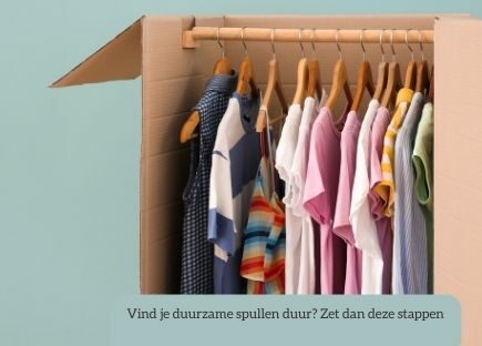 kledingrek in een kartonnen doos