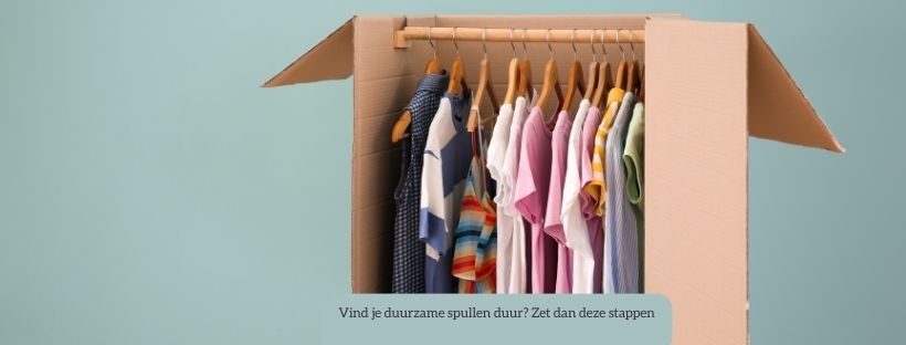 kledingrek in een kartonnen doos