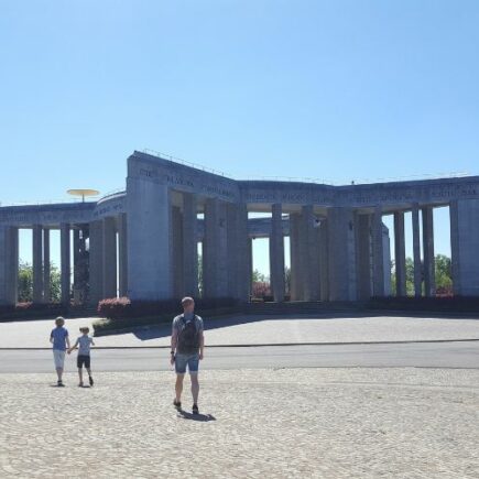 afbeelding monument buiten het Bastogne war museum