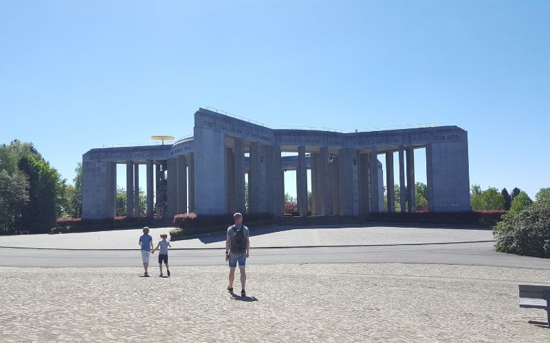 afbeelding monument buiten het Bastogne war museum