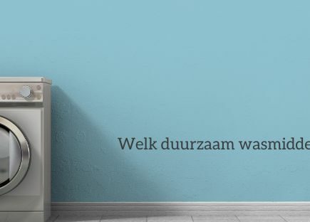 wasmachine op een lichtblauwe muur