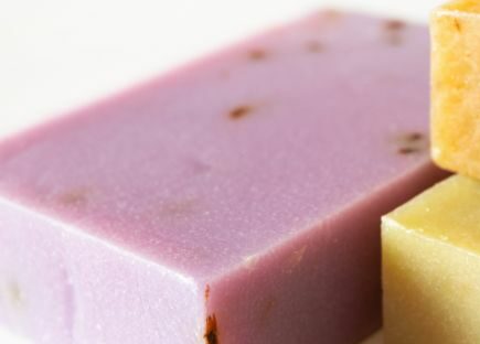 roze en gele shampoo bars