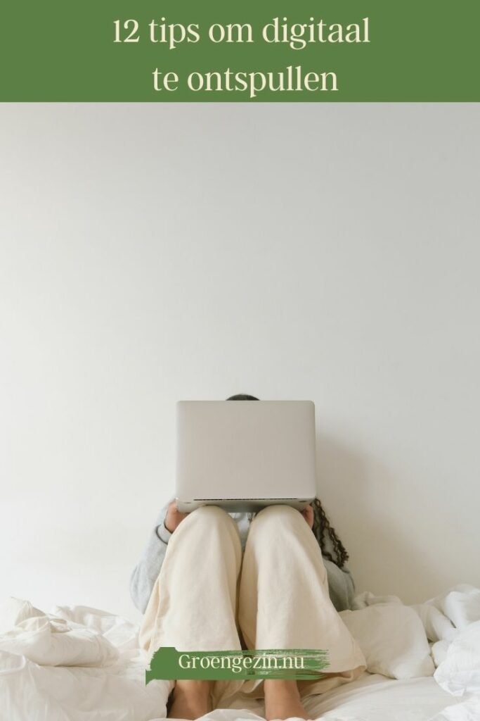 iemand met een laptop voor zich, zittend op de grond