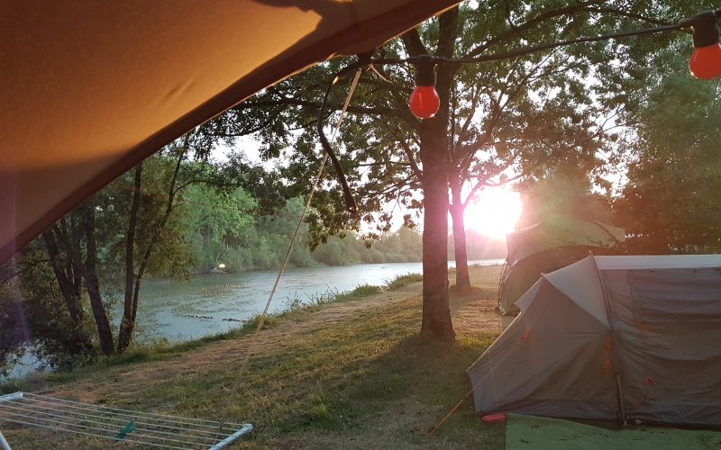 uitzicht vanaf de tent op het beekje