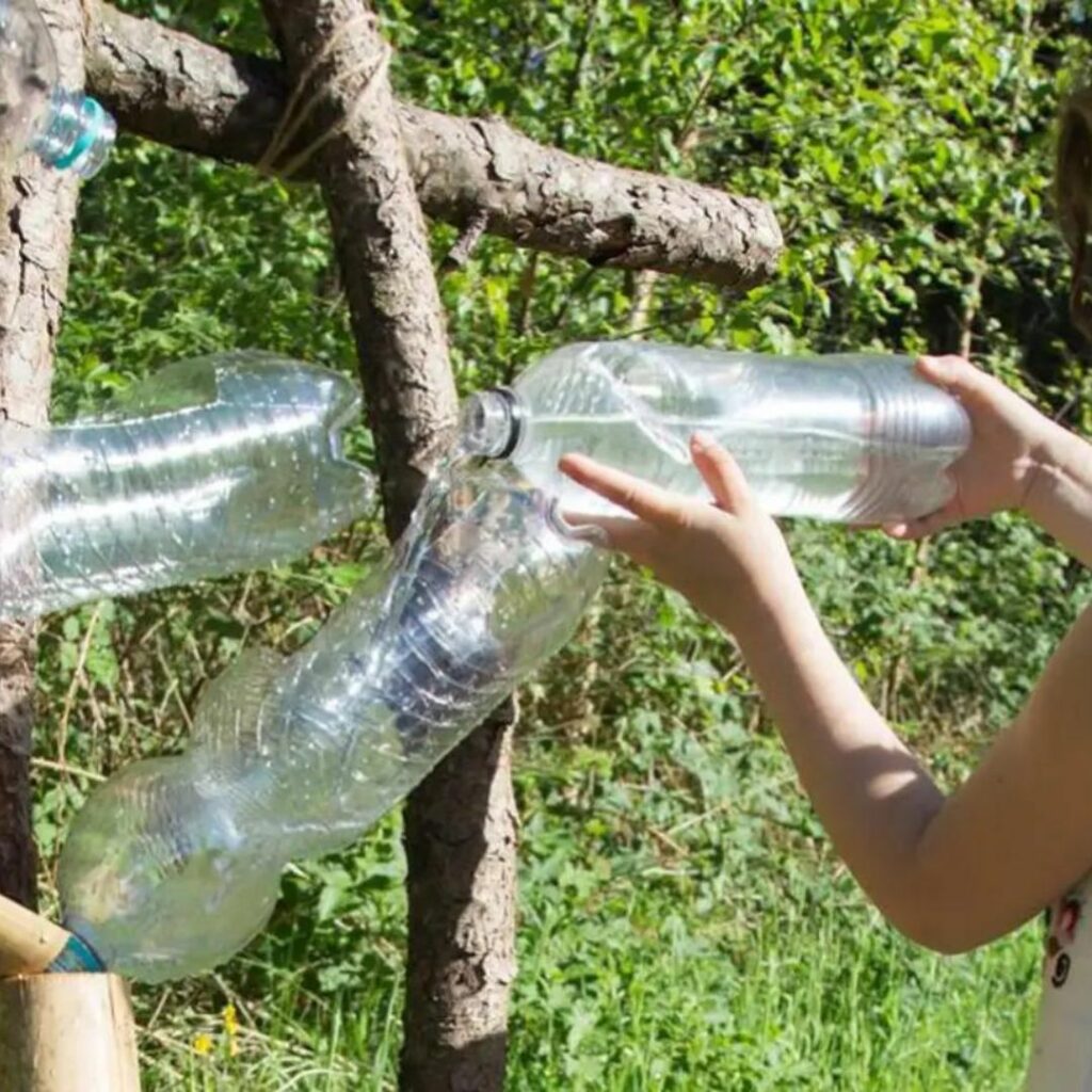 waterbaan gemaakt van plastic flessen